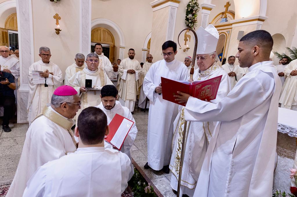 Representante do Papa Francisco impõe insígnia em Dom Juarez Marques