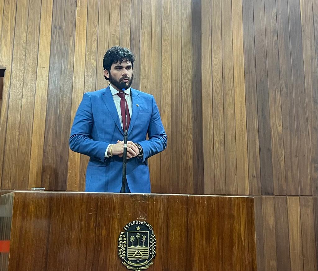 Deputado Marcus Vinicius estréia na Tribuna