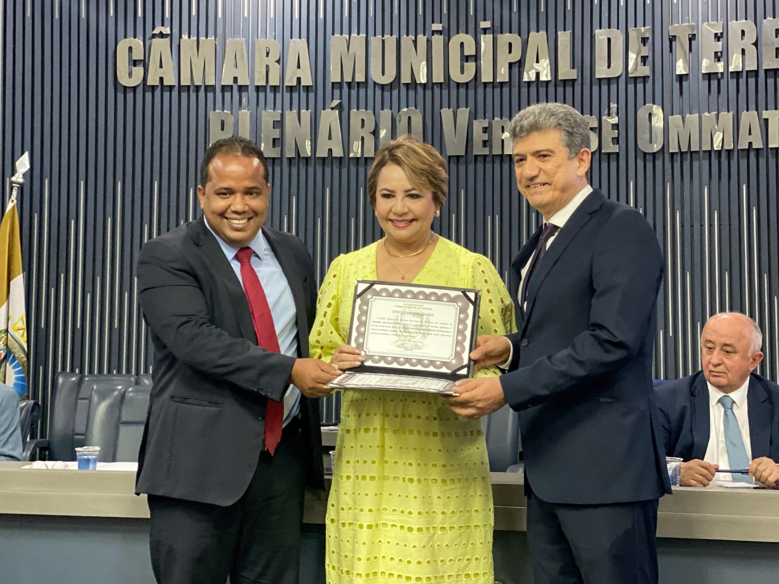 Presidente da Câmara entrega Título de Cidadania à Senadora Jussara Lima