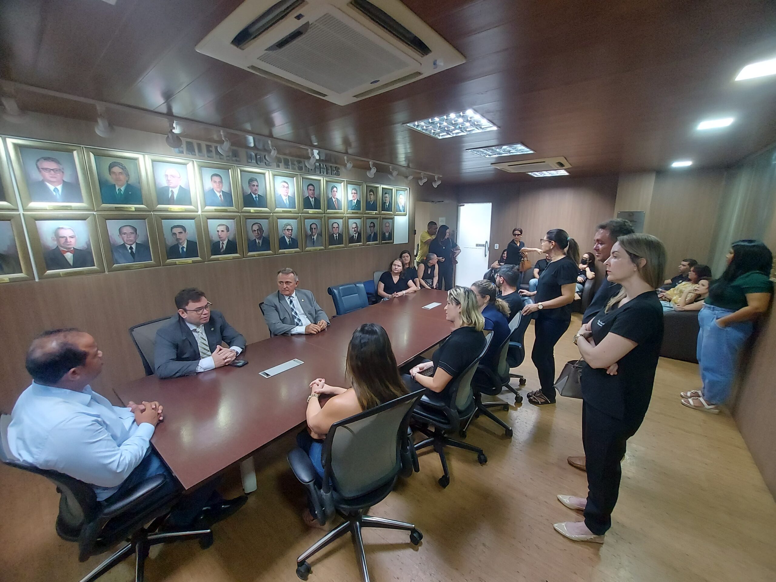 Dentistas buscam vereadores para denunciar falta de materiais e equipamentos