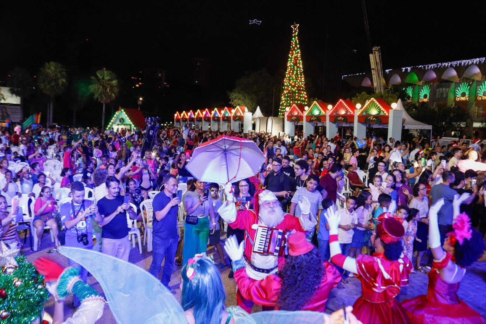 Papai Noel e show pirotécnico abrem a Vila de Natal da ALEPI