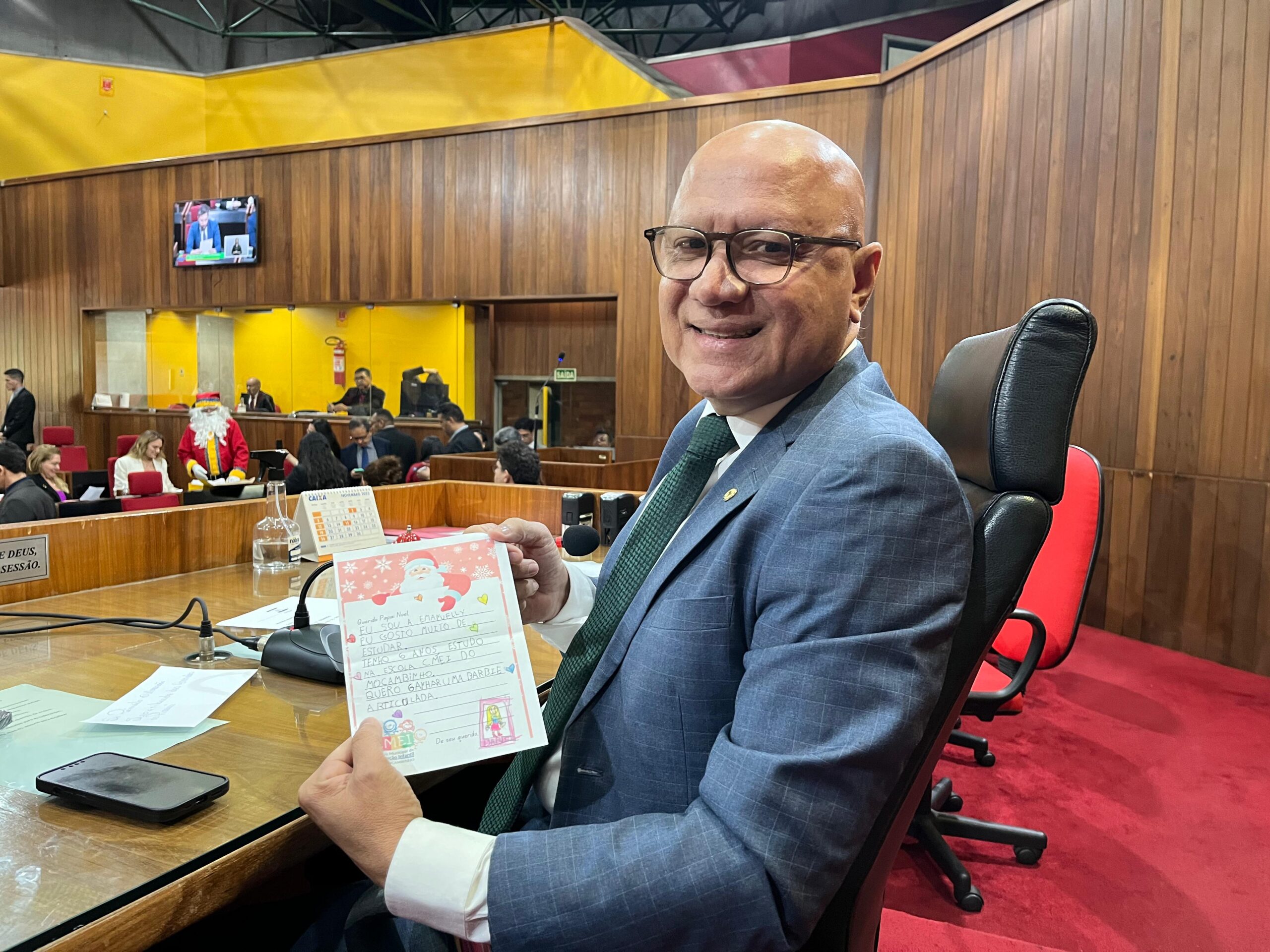 Franzé Silva recebe carta do Papai Noel dos Correios
