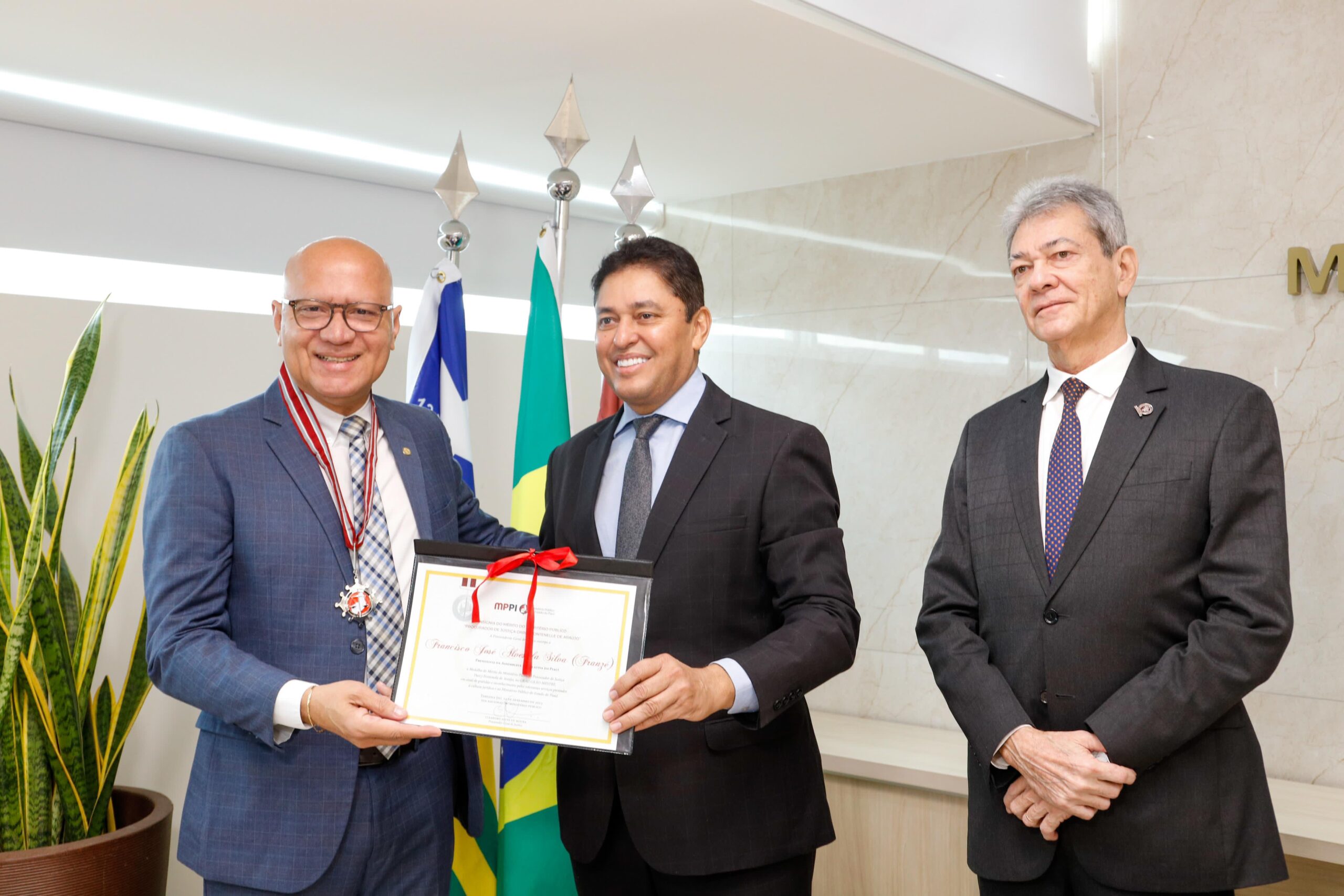 Ministério Público homenageia presidente da Alepi