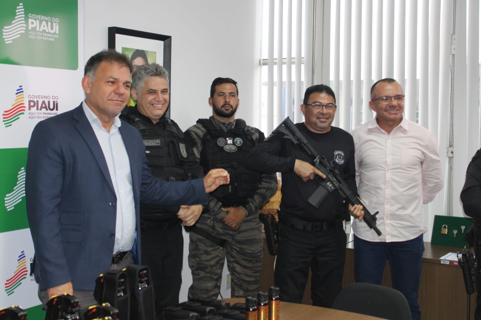 Secretaria da Justiça entrega fuzis e munições à Polícia Penal do Piauí