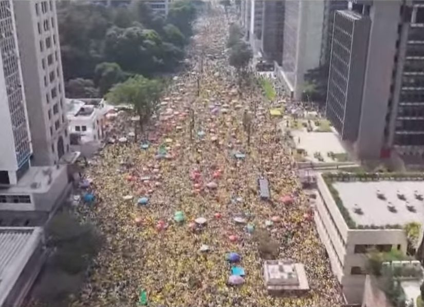 Jair Bolsonaro reúne apoiadores na avenida Paulista