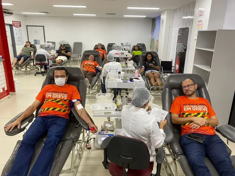 Professores da UESPI protestam pelo corte de salários doando sangue
