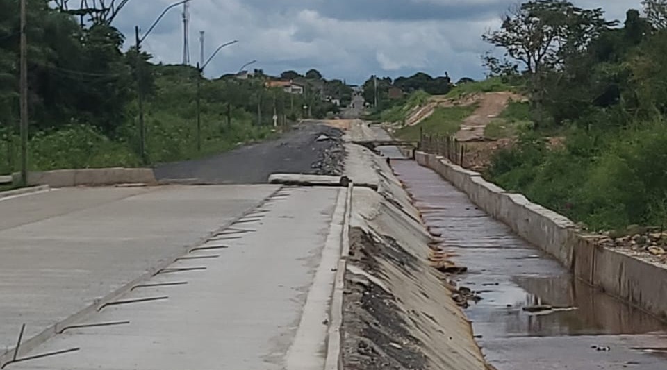 Populares destroem bloqueio de trânsito da Prefeitura