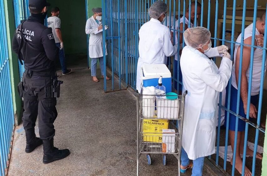  Secretaria de Justiça vacina detentos contra covid