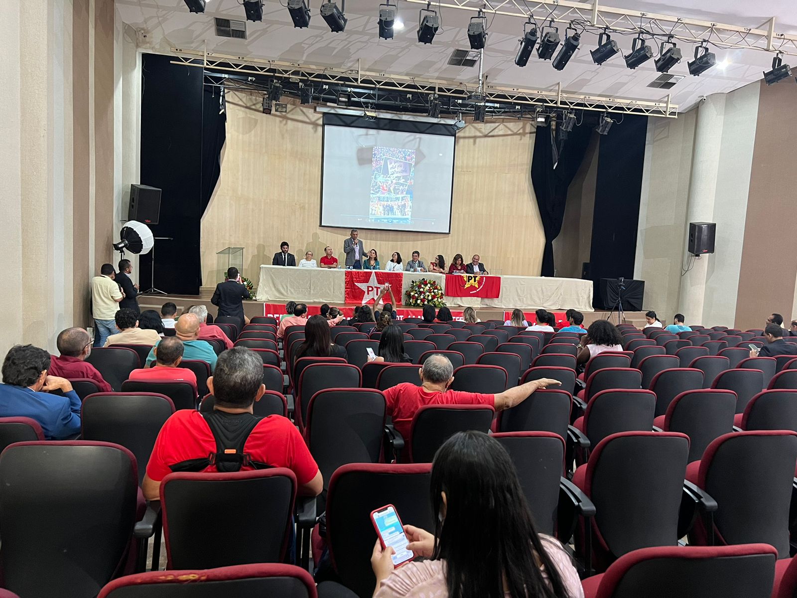 PT comemora 44 anos em auditório vazio