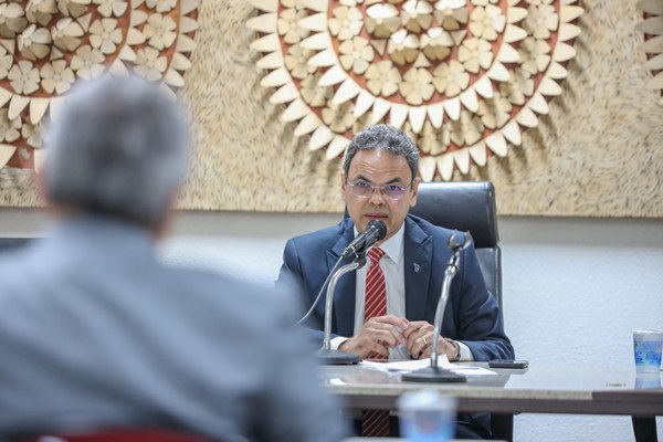  Deputado Gil Carlos discute melhorias para médicos com presidente do CRM