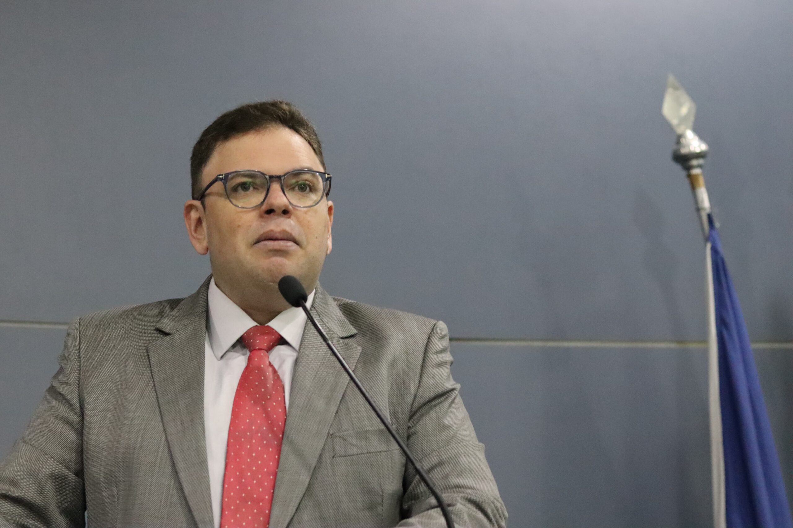 Vereador Aluísio denuncia crise na saúde e critica prefeito de Teresina