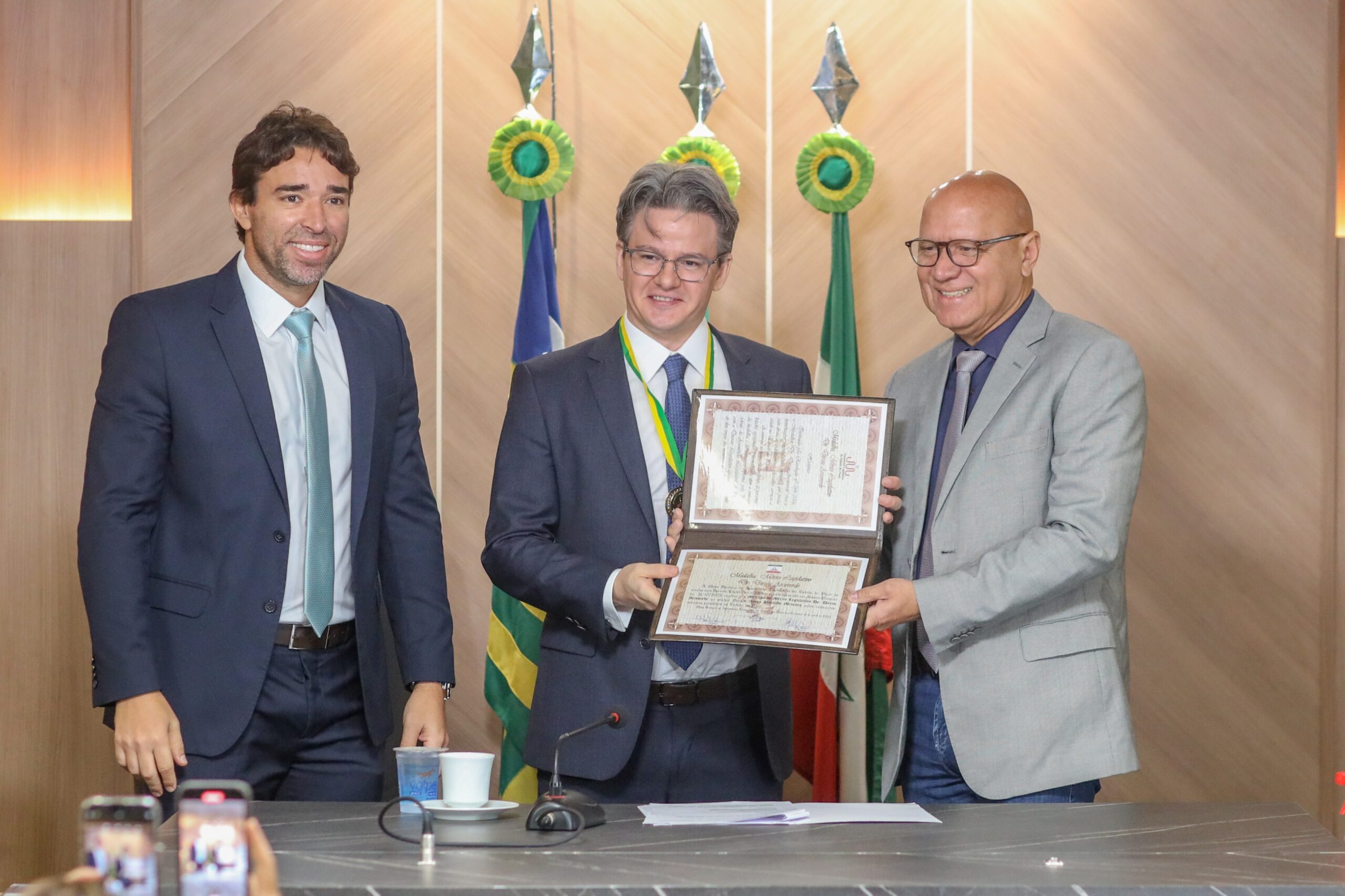 Deputados homenageiam o médico Aurus Dourado