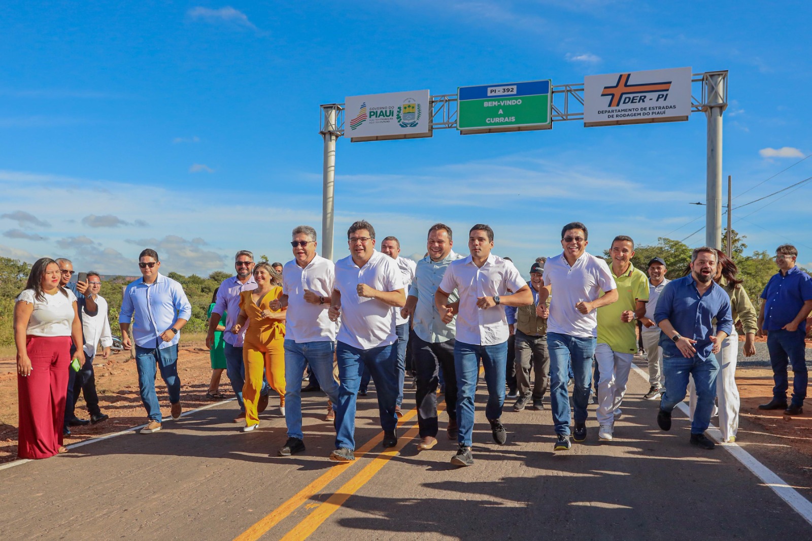 Deputado João Mádison participa de inaugurações em Currais