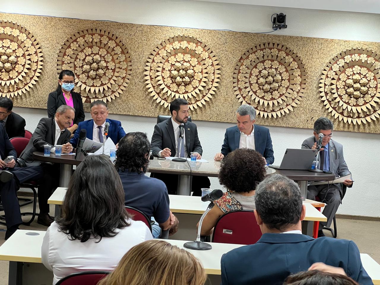 Governo federal arrecada 68% dos tributos e Estados e municípios pagam as contas