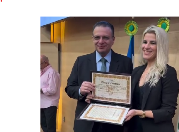 Deputado Gessivaldo homenageia Cintia Moura e Jhon Kennnedy