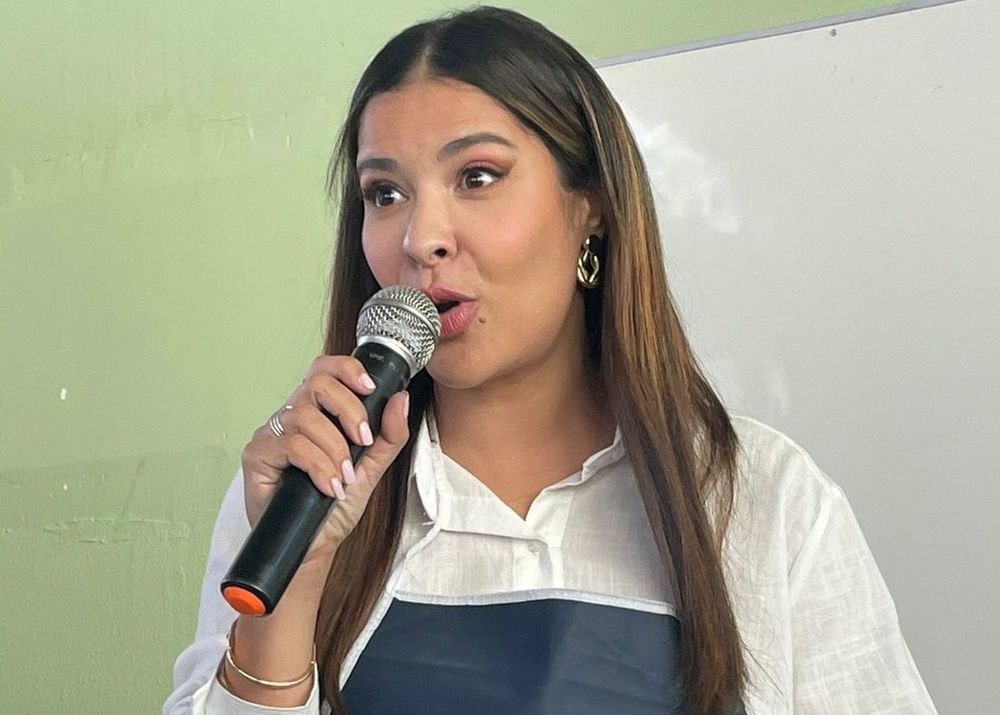 Gisele Soares ministra palestra para detentas