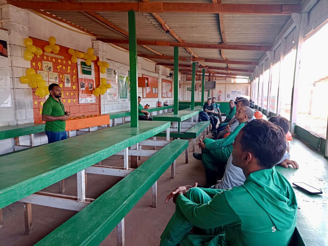 Trabalhadores da construção civil são orientados sobre saúde mental