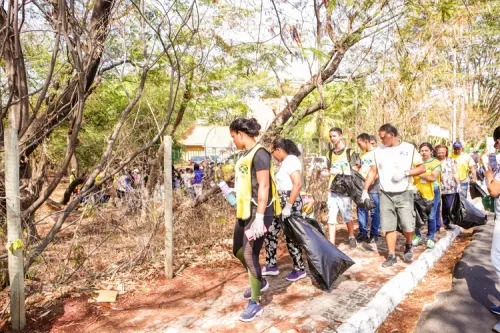  200 voluntários coletam lixo às margens do Rio Poti