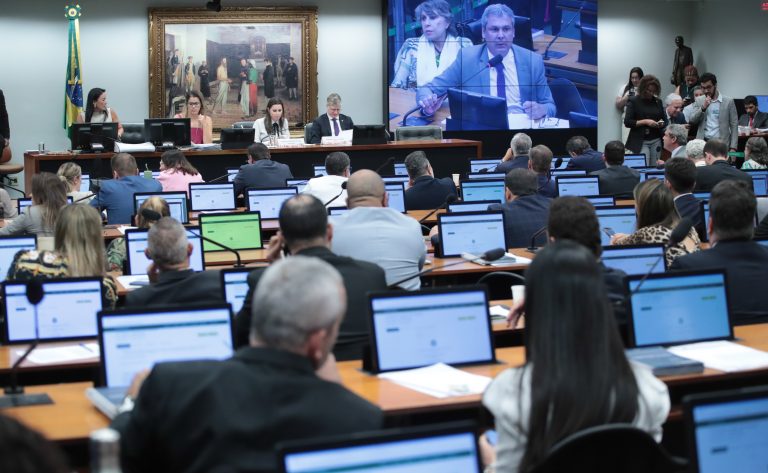 Deputados tentam reduzir poder do STF