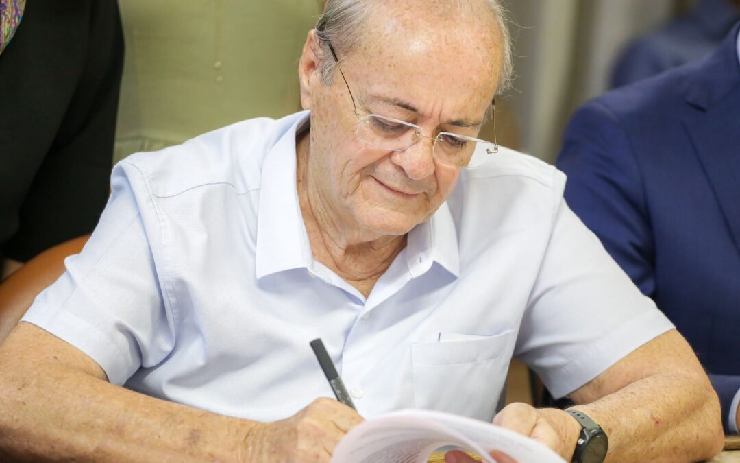 Prefeito Silvio nomeia mais de trezentos professores concursados