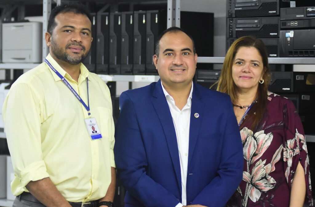 Secretário Ellyo Teixeira representa prefeito Silvio em doação de equipamentos de informática