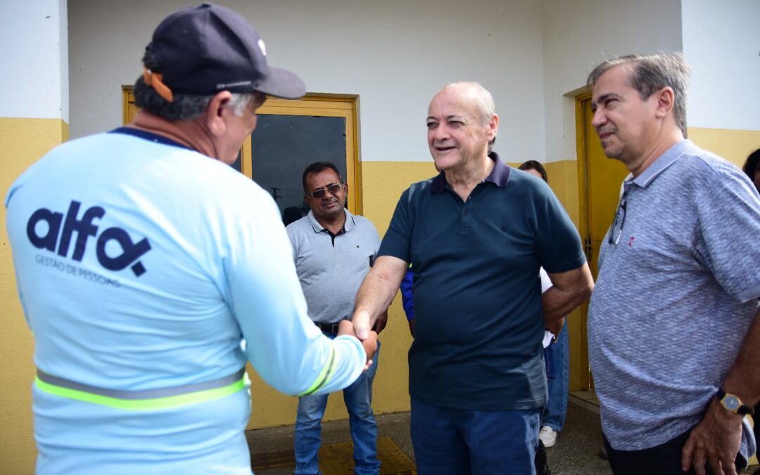 Prefeito Sílvio entrega de mais de 400 registros de imóveis