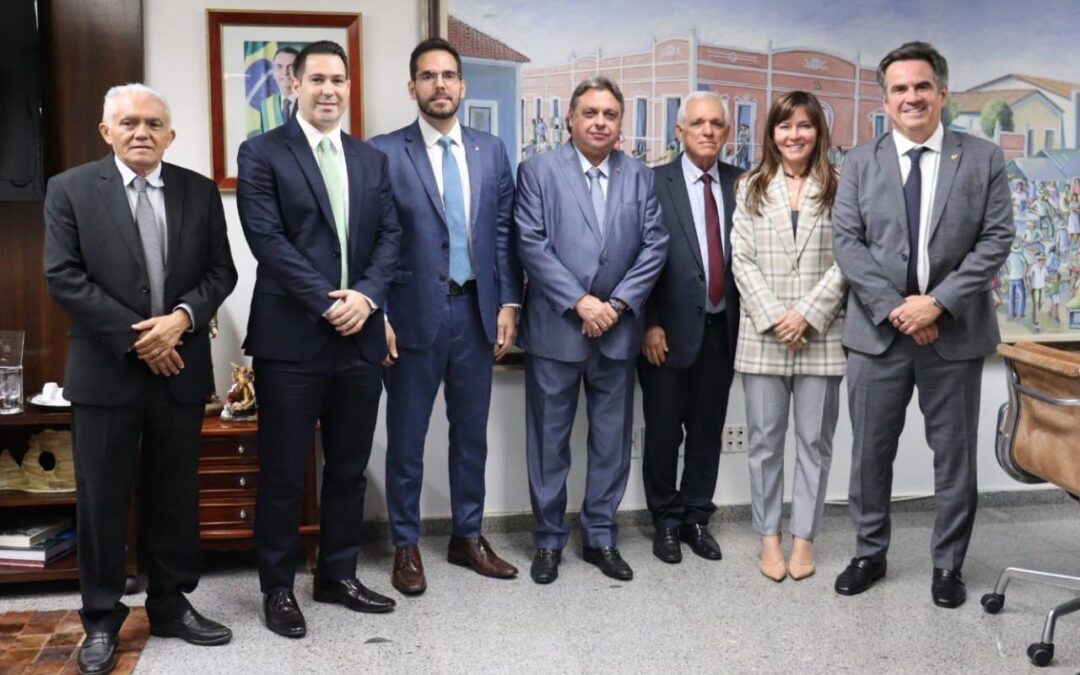 Família de Themístocles Filho procura senador Ciro em Brasília