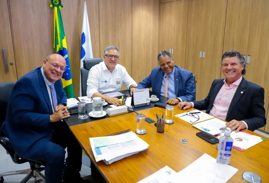 Mirócles Véras pede apoio de Alexandre Padilha para hospitais filantrópicos