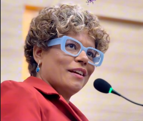Jornalista Kátia representa as Mulheres em sessão solene na Assembleia