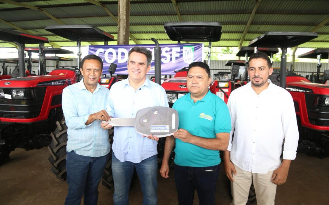 Senador Ciro  entrega equipamentos agrícolas a prefeitos