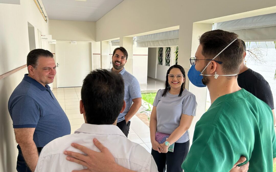 Deputado Gessivaldo Isaías visita Hospital Santa Cruz em Pedro II