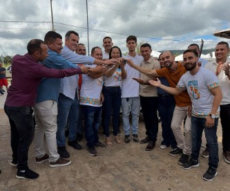 Senador Ciro se reúne com Silvio e vereadores em inauguração de obras