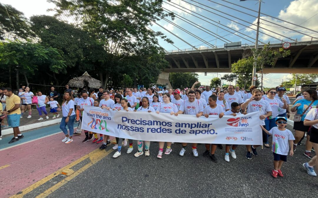 Enzo Samuel participa de caminhada em alusão às pessoas com Síndrome de Down