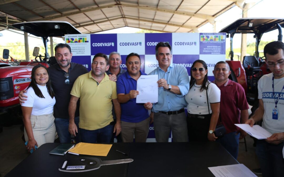 Senador Ciro entrega equipamentos agrícolas em 13 municípios