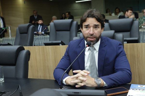 Deputado Marden homenageia Charlles Veloso