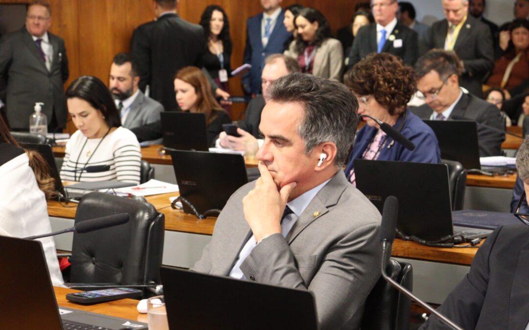 Senador Ciro cobra votação do projeto que combate supersalários