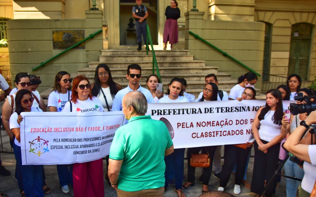 Concursados fazem manifestação pela contração na SEMEC