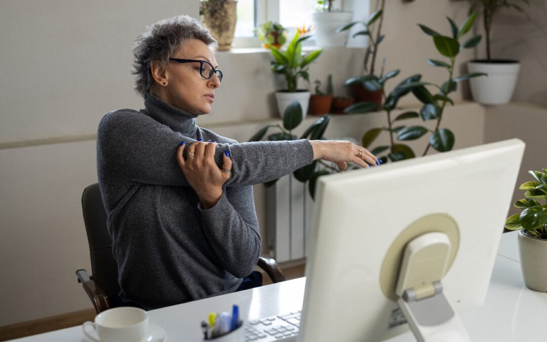 Especialistas orientam como proteger a coluna em frente ao computador