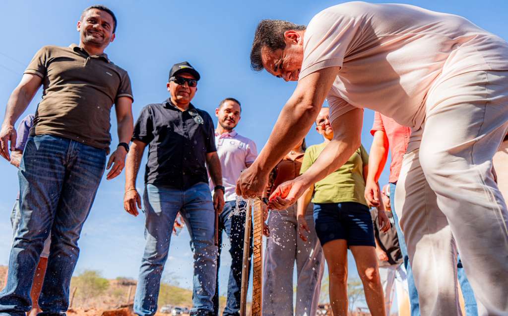 Deputado Henrique participa de entrega de obras em Canto do Buriti