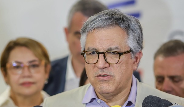 Presidente do PT leva projetos ao ministro Padilha