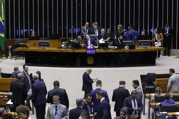 Câmara aprova piso salarial dos professores para contratos temporários