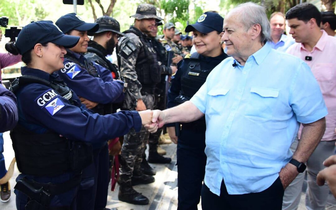 Prefeito Silvio entrega 21 novas viaturas para Guarda Municipal