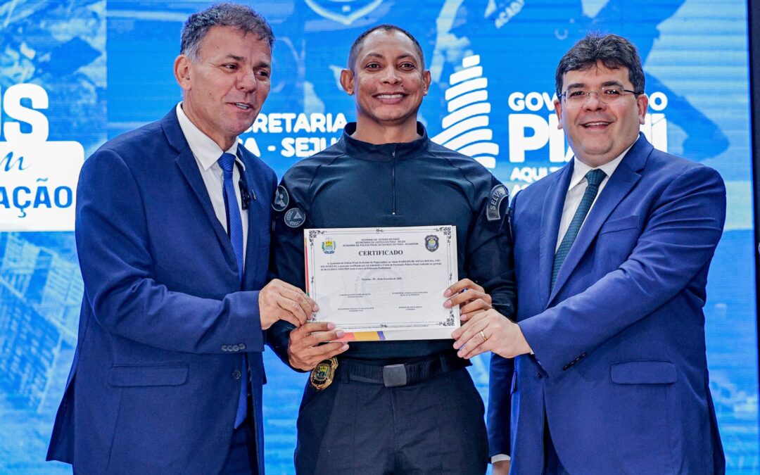 Secretario Carlos Augusto empossa mais de duzentos policiais