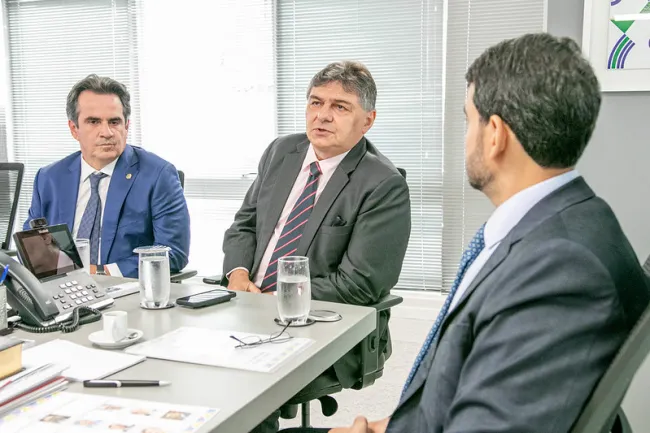 TCE e AGU discutem regularização fundiária de Cajueiro da Praia