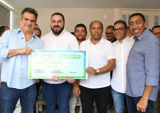 Prefeito agradece senador Ciro pelo investimento pela quadra de futebol em Pavussu