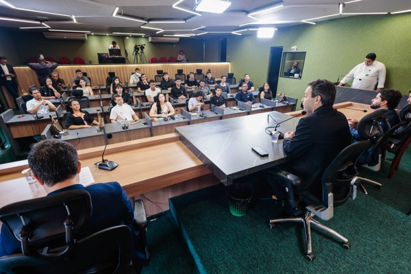 Evandro Hidd recebe estudantes de Direito na ALEPI