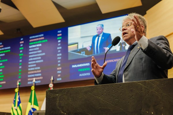 “Por que não se usa o dinheiro em caixa ao invés de adquirir mais dívidas? ”Pergunta Deputado Gustavo