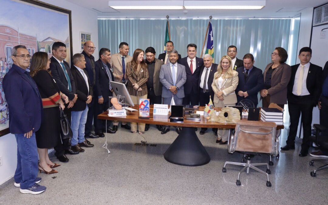 Senador Ciro fortalece candidatura em encontro com Prefeitos em Brasília