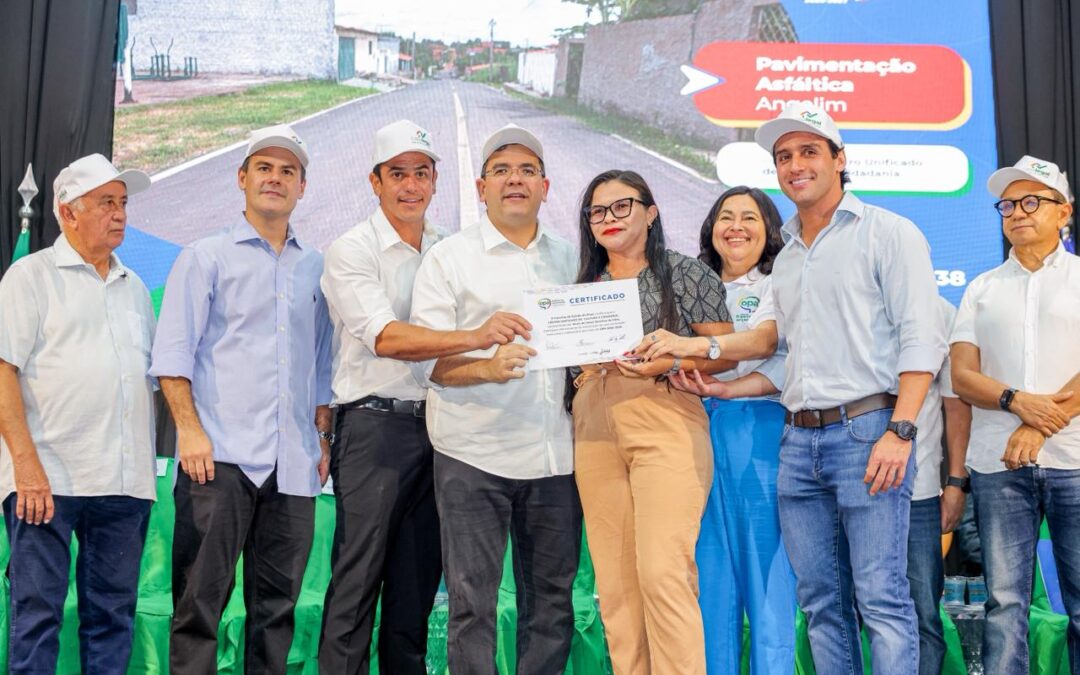 Governador Rafael distribui registros de imóveis em Teresina nesta quarta (20)