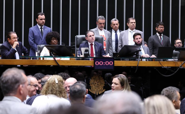 Câmara aprova jornada de trabalho máxima de 40 horas semanais